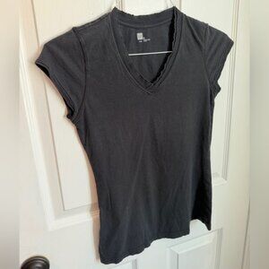 5/$10 | GAP Black Short Sleeve V-Neck Raw Edge Collar Tee Small